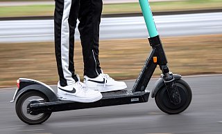 Türkis: Elektro-Tretroller der Firma "Tier" finden sich inzwischen in vielen Städten. - Picture Alliance Türkis: Elektro-Tretroller der Firma "Tier" finden sich inzwischen in vielen Städten. - Picture Alliance