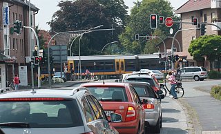 Rückstau: Auf der Holter Straße staut sich der Verkehr bei geschlossener Schranke. Die Deutsche Bahn sieht keine Verbesserungsmöglichkeiten. Die Stadt hat zumindest die Ampelanlage optimieren lassen, so das nicht mehr alle Seiten stehen. - Patrick Herrmann Rückstau: Auf der Holter Straße staut sich der Verkehr bei geschlossener Schranke. Die Deutsche Bahn sieht keine Verbesserungsmöglichkeiten. Die Stadt hat zumindest die Ampelanlage optimieren lassen, so das nicht mehr alle Seiten stehen. - Patrick Herrmann