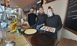 Bieten neben Hot Dogs und Burgern auch Crepes und süße Spezialitäten an: (von links) Kevin Vollmer, Stella Sindermann und Natalie Sindermann. - Florian Weyand Bieten neben Hot Dogs und Burgern auch Crepes und süße Spezialitäten an: (von links) Kevin Vollmer, Stella Sindermann und Natalie Sindermann. - Florian Weyand