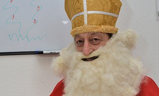 Thomas Rollmann hat das Bischofsgewand, die Mitra und den weißen Bart angezogen. - Karin Prignitz Thomas Rollmann hat das Bischofsgewand, die Mitra und den weißen Bart angezogen. - Karin Prignitz