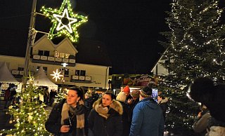 Der Weihnachtsmarkt im Schloß Holter Ortszentrum, hier ein Foto vom Dezember, stand lange auf der Kippe. Jetzt scheinen die Differenzen beigelegt. - Karin Prignitz Der Weihnachtsmarkt im Schloß Holter Ortszentrum, hier ein Foto vom Dezember, stand lange auf der Kippe. Jetzt scheinen die Differenzen beigelegt. - Karin Prignitz