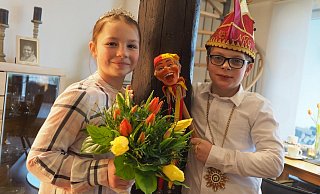 „Mer stonn im Karneval ganz fest zesamme“, demonstrieren Prinzessin Jana und Prinz Lennart an den Eichenstamm gelehnt. - Josef Köhne „Mer stonn im Karneval ganz fest zesamme“, demonstrieren Prinzessin Jana und Prinz Lennart an den Eichenstamm gelehnt. - Josef Köhne