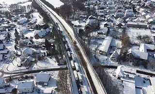 Der Blick von oben auf die verschneite A30. - Kreis Herford Der Blick von oben auf die verschneite A30. - Kreis Herford