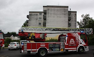 Auch wenn sie in den fünften Stock mussten, so hatten die Einsatzkräfte den Küchenbrand im Mehrfamilienhaus im Ulmenweg schnell unter Kontrolle. - Torsten Wegener Auch wenn sie in den fünften Stock mussten, so hatten die Einsatzkräfte den Küchenbrand im Mehrfamilienhaus im Ulmenweg schnell unter Kontrolle. - Torsten Wegener