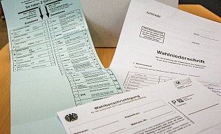 Am 13. September wird der neue Stadtrat und der Bürgermeister gewählt. Wahlberechtigt sind knapp 22.000 Bürger ab 16 Jahren. Das Foto zeigt Wahlunterlagen der Bundestagswahl 2017. - Birgit Guhlke Am 13. September wird der neue Stadtrat und der Bürgermeister gewählt. Wahlberechtigt sind knapp 22.000 Bürger ab 16 Jahren. Das Foto zeigt Wahlunterlagen der Bundestagswahl 2017. - Birgit Guhlke