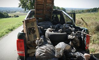 Eine ganze Ladung auf einem Transporter - rund 180 Kilogramm Müll, darunter Holzbauten und Sommerreifen - haben die Umweltschützer eigeladen. - Privat Eine ganze Ladung auf einem Transporter - rund 180 Kilogramm Müll, darunter Holzbauten und Sommerreifen - haben die Umweltschützer eigeladen. - Privat