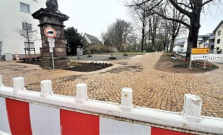 Am Denkmal Ecke Corbiestraße/Roonstraße soll ein Lesegarten entstehen – Fußgänger müssen noch vorsichtig sein. - Simone Flörke Am Denkmal Ecke Corbiestraße/Roonstraße soll ein Lesegarten entstehen – Fußgänger müssen noch vorsichtig sein. - Simone Flörke