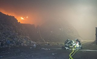 Die Wehr löschte den Brand von drei Seiten aus. - Christian Mathiesen Die Wehr löschte den Brand von drei Seiten aus. - Christian Mathiesen