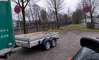 Bis zu den Bäumen in der Kurve wird die Parkfläche an der Bahnhofstraße befestigt. Die Behelfszufahrt (r.) dürfen Autofahrer anschließend weiterhin nutzen. - Sigurd Gringel Bis zu den Bäumen in der Kurve wird die Parkfläche an der Bahnhofstraße befestigt. Die Behelfszufahrt (r.) dürfen Autofahrer anschließend weiterhin nutzen. - Sigurd Gringel