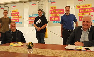 Julius Hachmeister (v. l.), Bürgermeisterkandidat Ulrich Meier zu Evenhausen, Matthias Krüger, Sven Meier zu Evenhausen, Hermann Graf von der Schulenburg stehen auf den vorderen Plätzen der FDP-Reserveliste und wollen ein Ratsmandat. - Birgit Guhlke Julius Hachmeister (v. l.), Bürgermeisterkandidat Ulrich Meier zu Evenhausen, Matthias Krüger, Sven Meier zu Evenhausen, Hermann Graf von der Schulenburg stehen auf den vorderen Plätzen der FDP-Reserveliste und wollen ein Ratsmandat. - Birgit Guhlke