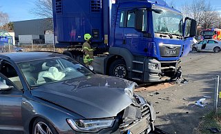 Bei der Kollision eines Lastzuges mit zwei Pkw wurden mehrere Personen verletzt. - Feuerwehr Paderborn Bei der Kollision eines Lastzuges mit zwei Pkw wurden mehrere Personen verletzt. - Feuerwehr Paderborn