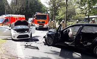 Die beiden Autos sind in Marienloh zusammengeprallt. - Feuerwehr Paderborn Die beiden Autos sind in Marienloh zusammengeprallt. - Feuerwehr Paderborn