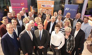 Die CDU hat bei mehr als 400 Mitgliedern laut eigener Aussage keine Schwierigkeiten, geeignete Kandidaten für die anstehende Kommunalwahl zu finden. Diese Bürger stellen sich für die Union zur Wahl. Landrat Sven-Georg Adenauer (l.) gratuliert besonders dem Bürgermeisterkandidaten Hubert Erichlandwehr (2. v. l.). - Sigurd Gringel Die CDU hat bei mehr als 400 Mitgliedern laut eigener Aussage keine Schwierigkeiten, geeignete Kandidaten für die anstehende Kommunalwahl zu finden. Diese Bürger stellen sich für die Union zur Wahl. Landrat Sven-Georg Adenauer (l.) gratuliert besonders dem Bürgermeisterkandidaten Hubert Erichlandwehr (2. v. l.). - Sigurd Gringel