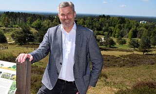 Oerlinghausens Bürgermeister Dirk Becker steht an den Oerlinghauser Fliegerkuppen, die den vorläufigen Schlusspunkt bei der Neugestaltung der Sennelandschaft im Naturschutzgroßprojekt bilden. - Horst Biere Oerlinghausens Bürgermeister Dirk Becker steht an den Oerlinghauser Fliegerkuppen, die den vorläufigen Schlusspunkt bei der Neugestaltung der Sennelandschaft im Naturschutzgroßprojekt bilden. - Horst Biere