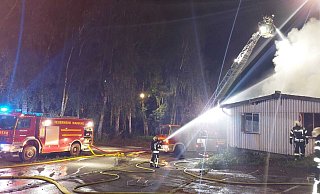 Auf dem Gelände der ZUE in Borgentreich löschen Einsatzkräfte in der Nacht zu Mittwoch das Dach einer leerstehenden Baracke. - FFW Borgentreich Auf dem Gelände der ZUE in Borgentreich löschen Einsatzkräfte in der Nacht zu Mittwoch das Dach einer leerstehenden Baracke. - FFW Borgentreich