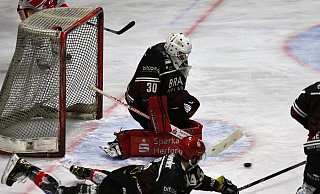 Dank etlicher Paraden von Torhüter Kieren Vogel brachten die Herforder Ice Dragons den 2:1-Vorsorung gegen die Saale Bulls Halle ins Ziel. - Yvonne Gottschlich Dank etlicher Paraden von Torhüter Kieren Vogel brachten die Herforder Ice Dragons den 2:1-Vorsorung gegen die Saale Bulls Halle ins Ziel. - Yvonne Gottschlich