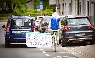 Zu wenig Abstand: Die umfunktionierte Poolnudel am Rad von Resul Benli zeigt, wie weit der Autofahrer eigentlich Abstand halten sollte. - Mike-Dennis Müller / www.mdm.photo Zu wenig Abstand: Die umfunktionierte Poolnudel am Rad von Resul Benli zeigt, wie weit der Autofahrer eigentlich Abstand halten sollte. - Mike-Dennis Müller / www.mdm.photo