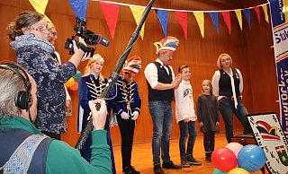 Aufmerksamkeit: Die bisherigen Kinderprinzen Luisa und Noah (in den blauen Jacken) werden verabschiedet, gleichzeitig Charlotte und Phil als Neue vorgestellt. Überraschend hat sich ein Fernsehteam angekündigt und die Proklamation aufgezeichnet. - Sigurd Gringel Aufmerksamkeit: Die bisherigen Kinderprinzen Luisa und Noah (in den blauen Jacken) werden verabschiedet, gleichzeitig Charlotte und Phil als Neue vorgestellt. Überraschend hat sich ein Fernsehteam angekündigt und die Proklamation aufgezeichnet. - Sigurd Gringel