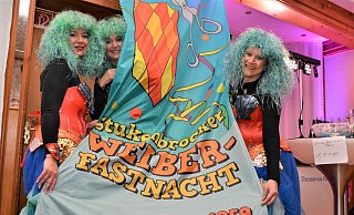 Dreigestirn: Zum letzten Mal organisieren Melanie Müller, Astrid Kobusch und Gaby Hoffmann (v. l.) die Stukenbrocker Weiberfastnacht. - Karin Prignitz Dreigestirn: Zum letzten Mal organisieren Melanie Müller, Astrid Kobusch und Gaby Hoffmann (v. l.) die Stukenbrocker Weiberfastnacht. - Karin Prignitz