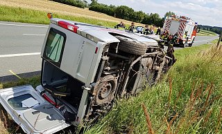 Einer der wenigen Unfälle im vergangenen Jahr in Nieheim: Ende Juli 2020 kam der Opel Vivaro auf der Bundesstraße 252 von der Fahrbahn ab. Zwei Menschen wurden schwer verletzt. - David Schellenberg Einer der wenigen Unfälle im vergangenen Jahr in Nieheim: Ende Juli 2020 kam der Opel Vivaro auf der Bundesstraße 252 von der Fahrbahn ab. Zwei Menschen wurden schwer verletzt. - David Schellenberg