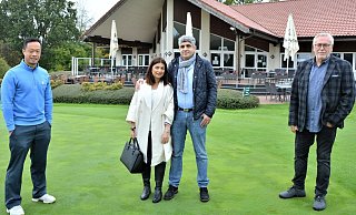 Chuk Yiu, Manager der Golf KG (l.), und Ralf Eigenrauch, Handlungsbevollmächtigter der Senne Golf Gut Welschof Betriebs GmbH & Co. KG (r.) freuen sich, mit Ali-Reza Brojerdi (hier mit seiner Frau Shadi) einen neuen Betreiber für das Restaurant „Gut Welschof“ gefunden zu haben. - Karin Prignitz Chuk Yiu, Manager der Golf KG (l.), und Ralf Eigenrauch, Handlungsbevollmächtigter der Senne Golf Gut Welschof Betriebs GmbH & Co. KG (r.) freuen sich, mit Ali-Reza Brojerdi (hier mit seiner Frau Shadi) einen neuen Betreiber für das Restaurant „Gut Welschof“ gefunden zu haben. - Karin Prignitz