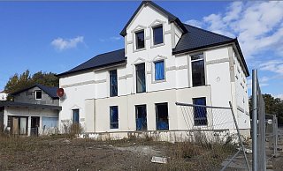 Der Gebäudekomplex an der B 239. - Jobst Lüdeking Der Gebäudekomplex an der B 239. - Jobst Lüdeking