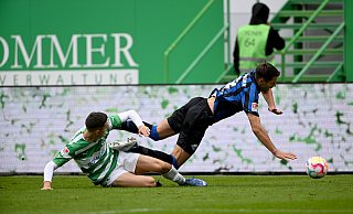 Fürths Maximilian Bauer und Paderborns Marvin Pieringer kämpfen um den Ball. - dpa Fürths Maximilian Bauer und Paderborns Marvin Pieringer kämpfen um den Ball. - dpa