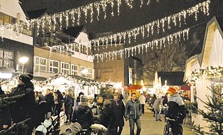 Lichterglanz und Glühwein: In den vergangenen Jahren verwandelte sich der der Höxteraner Marktplatz zum Weihnachtsmarkt in ein Winterwunderland. In diesem Jahr steht der Markt noch in den Sternen. - Archiv/Simone Flörke Lichterglanz und Glühwein: In den vergangenen Jahren verwandelte sich der der Höxteraner Marktplatz zum Weihnachtsmarkt in ein Winterwunderland. In diesem Jahr steht der Markt noch in den Sternen. - Archiv/Simone Flörke