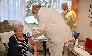 Den Einstich habe sie gar nicht bemerkt, sagt Adelheid Mertens. Die 77-jährige Bewohnerin hat sich von Betriebsarzt Alfred Stroband impfen lassen. Begleitet worden ist er von Florian Osterloh (r.). - Karin Prignitz Den Einstich habe sie gar nicht bemerkt, sagt Adelheid Mertens. Die 77-jährige Bewohnerin hat sich von Betriebsarzt Alfred Stroband impfen lassen. Begleitet worden ist er von Florian Osterloh (r.). - Karin Prignitz