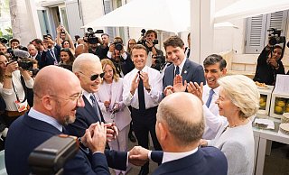 Bundeskanzler Olaf Scholz wird beim G7-Gipfel gefeiert. Er wird heute 66 Jahre alt. - Steffen Kugler/Bundesregierung/dpa Bundeskanzler Olaf Scholz wird beim G7-Gipfel gefeiert. Er wird heute 66 Jahre alt. - Steffen Kugler/Bundesregierung/dpa