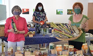 Marie-Luise Sievert (v.l.), Integrationskoordinatorin Kordula Schimke und Regine Steffen bieten ab jetzt monatlich einmal im Haus der Kulturen plastikfreie und fair gehandelte Waren an. - Mareike Patock Marie-Luise Sievert (v.l.), Integrationskoordinatorin Kordula Schimke und Regine Steffen bieten ab jetzt monatlich einmal im Haus der Kulturen plastikfreie und fair gehandelte Waren an. - Mareike Patock