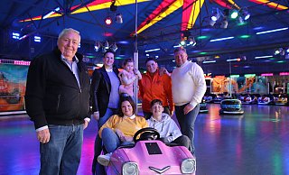 Vier Generationen auf der City-Kirmes: Alfred Küchenmeister (81), Dirk (53) mit Ehefrau Isabelle (38 hinten l.), Melissa (23), Kira (29, stehend), ihrer Tochter Kelly (2) und Dirk (13) im Autoscooter der Schausteller Küchenmeister. - Susanne Barth Vier Generationen auf der City-Kirmes: Alfred Küchenmeister (81), Dirk (53) mit Ehefrau Isabelle (38 hinten l.), Melissa (23), Kira (29, stehend), ihrer Tochter Kelly (2) und Dirk (13) im Autoscooter der Schausteller Küchenmeister. - Susanne Barth