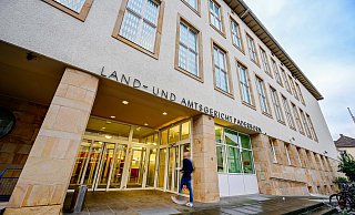 Das Verfahren vor dem Amtsgericht Paderborn ruht. - Besim Mazhiqi Das Verfahren vor dem Amtsgericht Paderborn ruht. - Besim Mazhiqi