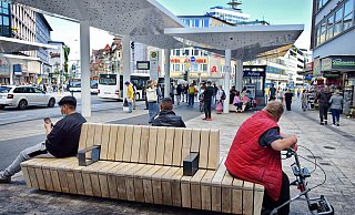 Neues Mobiliar: Die ersten "Stadtsofas" an den Bushaltestellen auf dem Jahnplatz. - Barbara Franke Neues Mobiliar: Die ersten "Stadtsofas" an den Bushaltestellen auf dem Jahnplatz. - Barbara Franke
