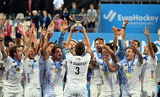 Mats Grambusch mit seinem letzten Pokal. - Federico Gambarini/dpa Mats Grambusch mit seinem letzten Pokal. - Federico Gambarini/dpa