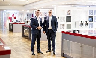 Wechsel in der Unternehmenskommunikation bei Miele in Gütersloh: Carsten Prudent (r.) geht in den Ruhestand, Martin Wielgus wird sein Nachfolger. - Miele Wechsel in der Unternehmenskommunikation bei Miele in Gütersloh: Carsten Prudent (r.) geht in den Ruhestand, Martin Wielgus wird sein Nachfolger. - Miele