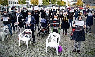 Der ehemalige Richter Kemal Karanfil (vorne, 2. v.l.) protestierte mit 50 Akademikern auf dem Bahnhofsvorplatz in Bielefeld gegen Misshandlungen in türkischen Gefängnissen. - Jens Reichenbach Der ehemalige Richter Kemal Karanfil (vorne, 2. v.l.) protestierte mit 50 Akademikern auf dem Bahnhofsvorplatz in Bielefeld gegen Misshandlungen in türkischen Gefängnissen. - Jens Reichenbach