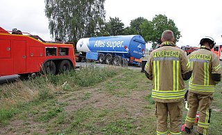 Missglücktes Wendemanöver: Ein Tanklastzug war zwischen Dössel und Hohenwepel in den Straßengraben gerutscht. - Dieter Scholz Missglücktes Wendemanöver: Ein Tanklastzug war zwischen Dössel und Hohenwepel in den Straßengraben gerutscht. - Dieter Scholz