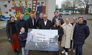 Vera Hinz (v.l.), Marleen, Dirk Happe, Siegfried Wendker, Tobias Zenke, Michael Dreier, Henrik, Friedrich Wiesner, Bettina Kees-Schuto, Stephanie Lübbert und Sören Lühr zeigen, wie es zukünftig auf dem Hof der Grundschule Bonifatius aussehen wird. - Felix Schwien Vera Hinz (v.l.), Marleen, Dirk Happe, Siegfried Wendker, Tobias Zenke, Michael Dreier, Henrik, Friedrich Wiesner, Bettina Kees-Schuto, Stephanie Lübbert und Sören Lühr zeigen, wie es zukünftig auf dem Hof der Grundschule Bonifatius aussehen wird. - Felix Schwien