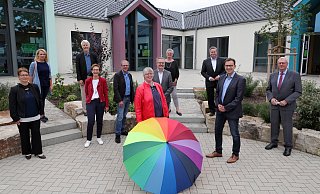 Die Regenbogenfarben des Schirms sollen die Vielfalt der Nationen und Religionen im neuen Haus Lukas der Ev. Kita Markus widerspiegeln. - Frank-Michael Kiel-Steinkamp Die Regenbogenfarben des Schirms sollen die Vielfalt der Nationen und Religionen im neuen Haus Lukas der Ev. Kita Markus widerspiegeln. - Frank-Michael Kiel-Steinkamp