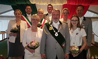 Der neue Hofstaat der SG Mennighüffen: Janine Wiebesiek (hintere Reihe v.l), Tobias Wiebesiek, Sina Will, Daniel Kespohl, Bianca und Maik Hohmann; das Königspaar Kristina und Jörg Will (vordere Reihe v.) und Jungkönigin Nele Will. - Wolfgang Döbber Der neue Hofstaat der SG Mennighüffen: Janine Wiebesiek (hintere Reihe v.l), Tobias Wiebesiek, Sina Will, Daniel Kespohl, Bianca und Maik Hohmann; das Königspaar Kristina und Jörg Will (vordere Reihe v.) und Jungkönigin Nele Will. - Wolfgang Döbber