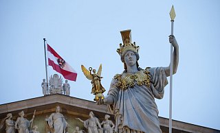 Rund 150 Tage nach der Parlamentswahl haben sich ÖVP, SPÖ und liberale Neos auf eine Koalition geeinigt. (Archivbild) - Heinz-Peter Bader/AP/dpa Rund 150 Tage nach der Parlamentswahl haben sich ÖVP, SPÖ und liberale Neos auf eine Koalition geeinigt. (Archivbild) - Heinz-Peter Bader/AP/dpa