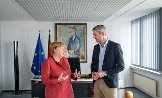 Zehn Jahre nach ihrem legendären Satz zieht Merkel Bilanz. - Thomas Ernst/NDR/dpa Zehn Jahre nach ihrem legendären Satz zieht Merkel Bilanz. - Thomas Ernst/NDR/dpa