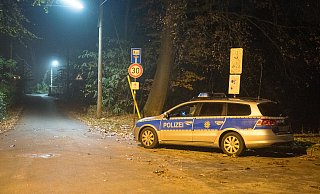 Ein Streifenwagen steht am Mittwochabend an der Wiener Straße. Hier soll ein 19-jähriger Jogger von Rechtsextremen überfallen und schwer verletzt worden sein. - Christian Mathiesen Ein Streifenwagen steht am Mittwochabend an der Wiener Straße. Hier soll ein 19-jähriger Jogger von Rechtsextremen überfallen und schwer verletzt worden sein. - Christian Mathiesen