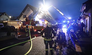 Die Feuerwehr rückte gegen 7 Uhr aus - wenig später wurden weitere Kräfte nachalarmiert. - Charlotte Mahncke Die Feuerwehr rückte gegen 7 Uhr aus - wenig später wurden weitere Kräfte nachalarmiert. - Charlotte Mahncke