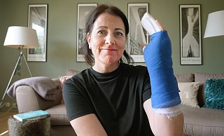 Ein komplizierter Bruch der linken Hand ist eine der Folgen, die sich Petra Johannkemper bei dem Sturz vom Rad zugezogen hat. - Andreas Frücht Ein komplizierter Bruch der linken Hand ist eine der Folgen, die sich Petra Johannkemper bei dem Sturz vom Rad zugezogen hat. - Andreas Frücht