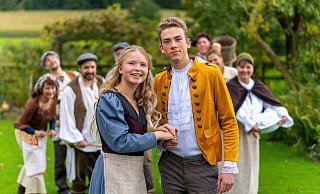Wird es in "Drei Haselnüsse für Aschenbrödel" ein Happy-End für das Brödel (Pauline Koch) und den Prinzen (Magnus Knipping) geben? - Musical-Company Wird es in "Drei Haselnüsse für Aschenbrödel" ein Happy-End für das Brödel (Pauline Koch) und den Prinzen (Magnus Knipping) geben? - Musical-Company