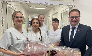 Im Krankenhaus nimmt das diensthabende Pflege-Team mit Katharina Ens (v.l.), Sitti Günay, Joanna Kahre und Heike Göhner das Stadtoberhaupt in Empfang. - Elke Niedringhaus-Haasper Im Krankenhaus nimmt das diensthabende Pflege-Team mit Katharina Ens (v.l.), Sitti Günay, Joanna Kahre und Heike Göhner das Stadtoberhaupt in Empfang. - Elke Niedringhaus-Haasper