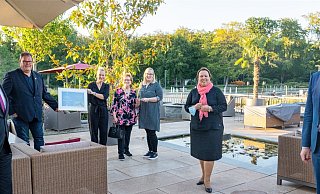 Zum fünften Mal hat die Mittelstands- und Wirtschaftsunion Bad Lippspringe den "Arminius-Preis" vergeben. Vorsitzender Raphael Schäfers (v. l.), Laudator Markus Böhner, die Preisträgerinnen Simone, Magdalena und Nicole Rummeny, NRW-Umweltministerin Ursula Heinen Esser sowie Ulrich Lange, Vorsitzender der Mittelstands- und Wirtschaftsunion im Kreis Paderborn. - Klaus Karenfeld Zum fünften Mal hat die Mittelstands- und Wirtschaftsunion Bad Lippspringe den "Arminius-Preis" vergeben. Vorsitzender Raphael Schäfers (v. l.), Laudator Markus Böhner, die Preisträgerinnen Simone, Magdalena und Nicole Rummeny, NRW-Umweltministerin Ursula Heinen Esser sowie Ulrich Lange, Vorsitzender der Mittelstands- und Wirtschaftsunion im Kreis Paderborn. - Klaus Karenfeld