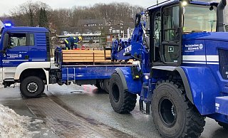 Neun Stunden waren 21 ehrenamtliche Kräfte des THW im Einsatz, um die Wände an der Eisenbahnstraße zu sichern. - Jens Reichenbach Neun Stunden waren 21 ehrenamtliche Kräfte des THW im Einsatz, um die Wände an der Eisenbahnstraße zu sichern. - Jens Reichenbach